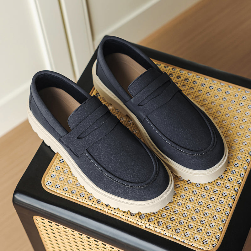 Mocassini blu navy, vista a tre quarti
