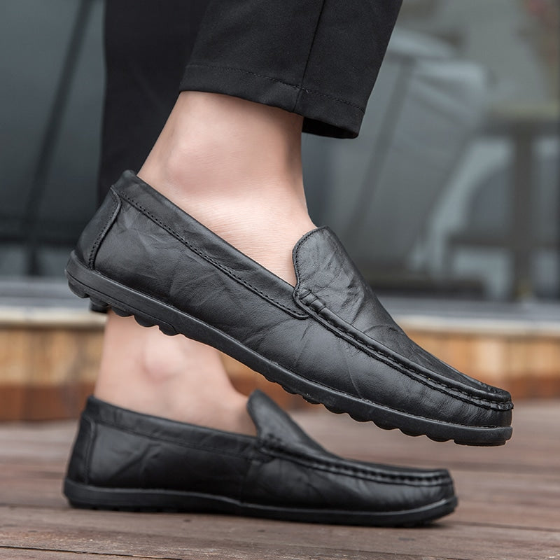 mocassino nero indossato da un uomo