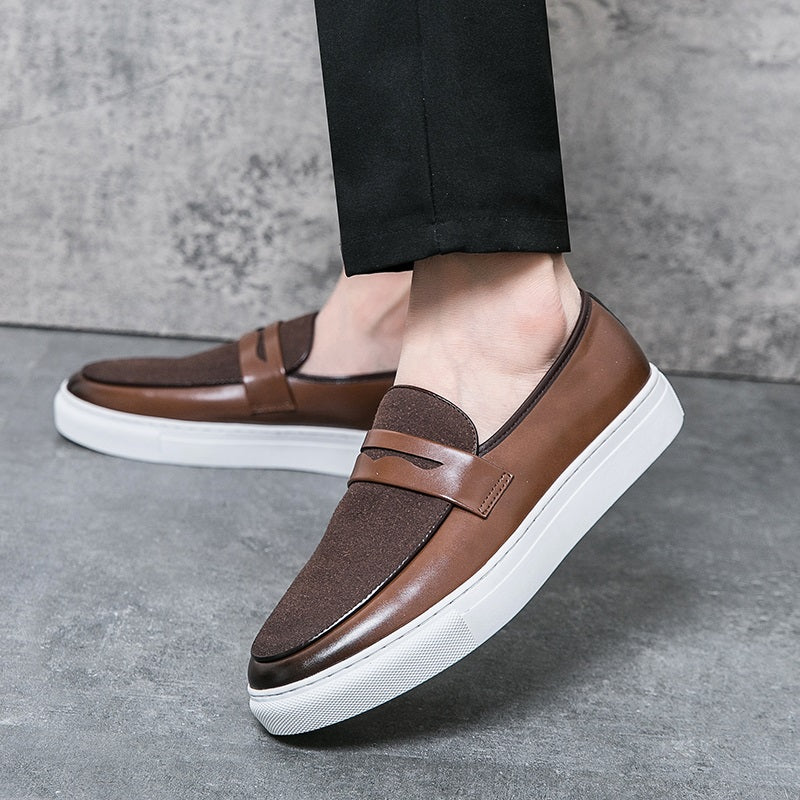 Mocassini bicolore indossati, look casual chic