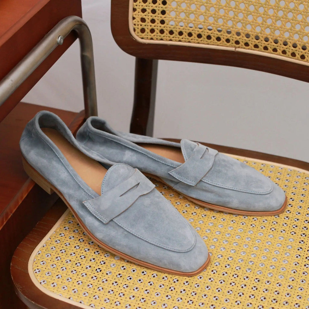 Mocassino in camoscio indossato con un chino