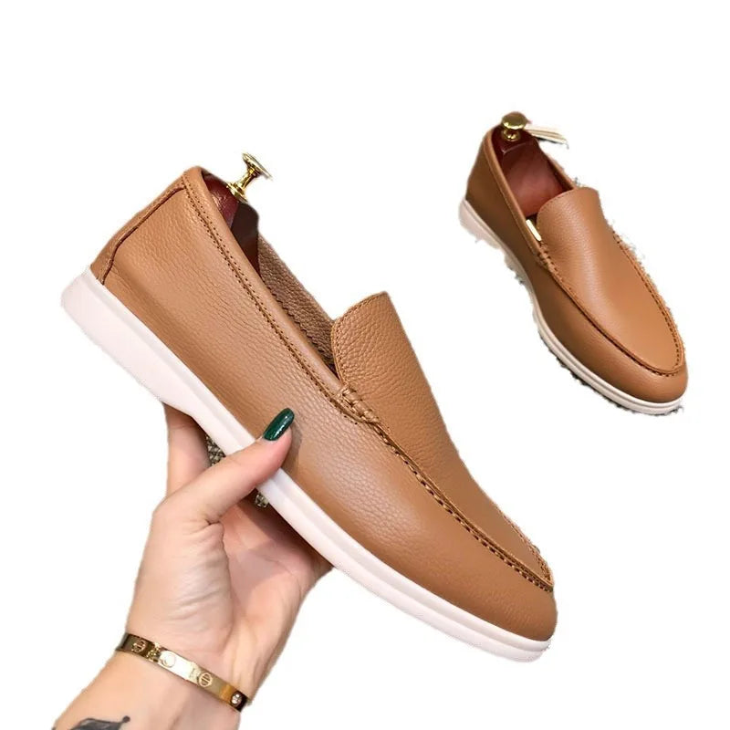Mocassino uomo slip-on con suola spessa bianca, vista di tre quarti