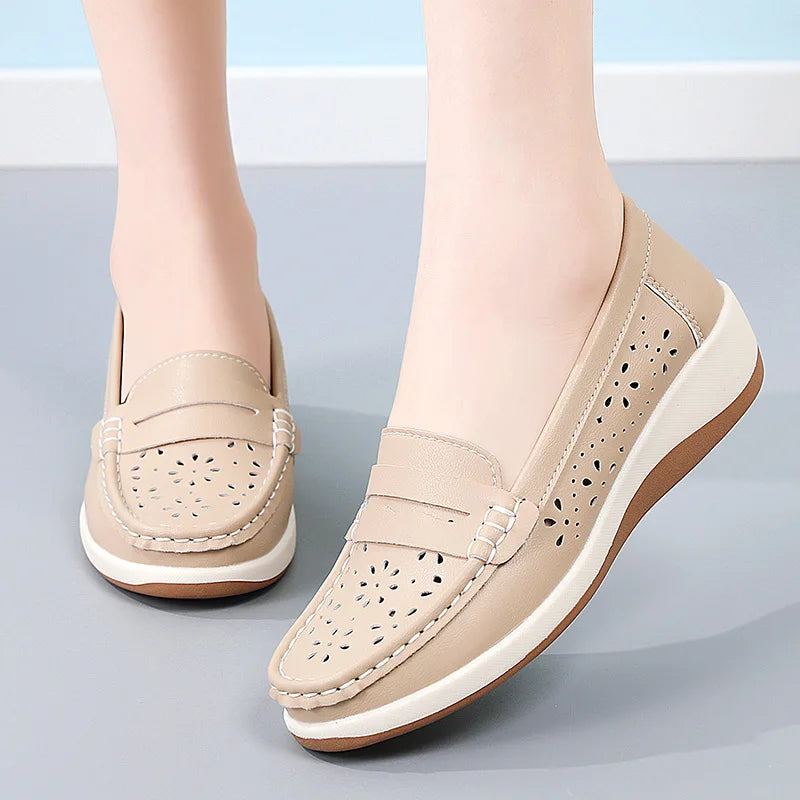 Mocassino traforato beige con motivi floreali, vista di tre quarti