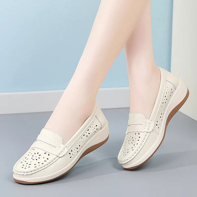 Coppia di mocassini con zeppa nei colori beige e bianco