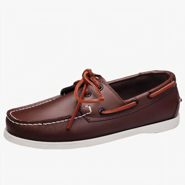 Mocassino da barca marrone su sfondo bianco.