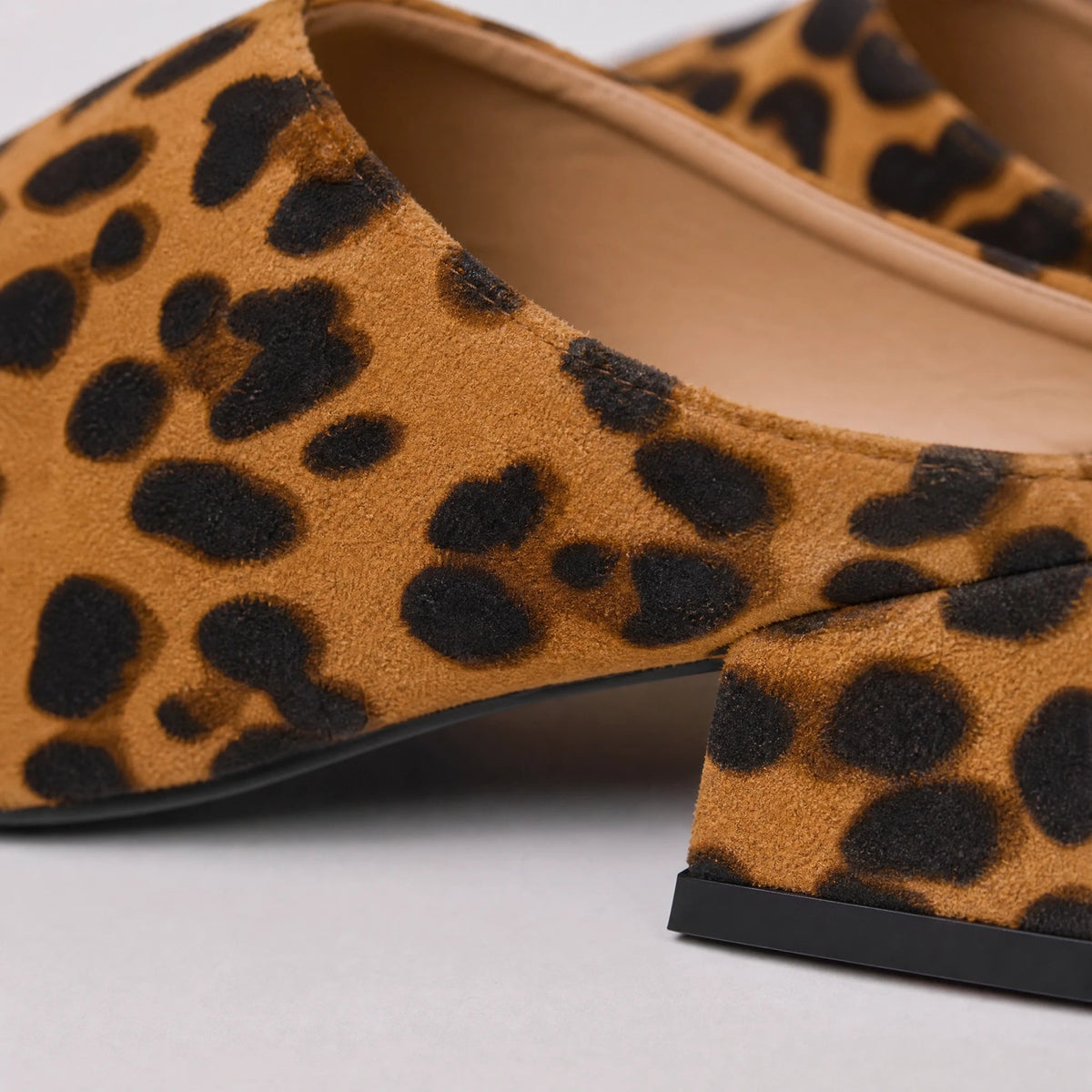 Mules leopardate donna, vista laterale Immagine