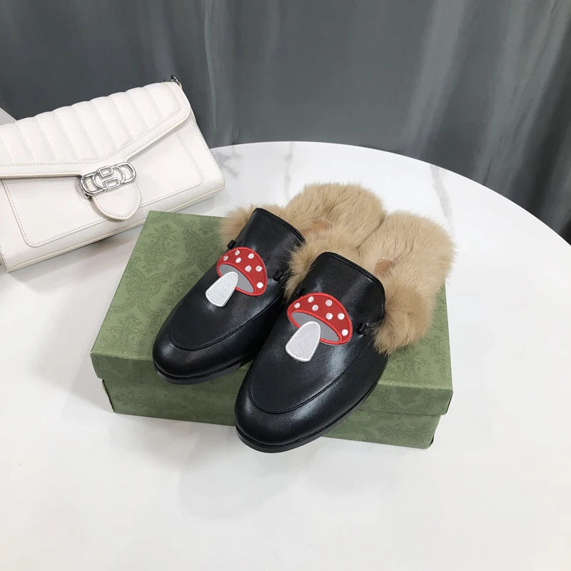 Pantofole con fungo rosso a pois bianchi, dettaglio