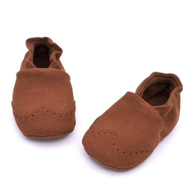 Mocassino da bambino marrone in ecopelle su sfondo bianco