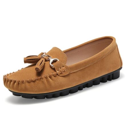 Mocassino in pelle scamosciata marrone con suola nera, su sfondo bianco