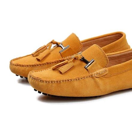 Un paio di mocassini gialli con un pompon in testa