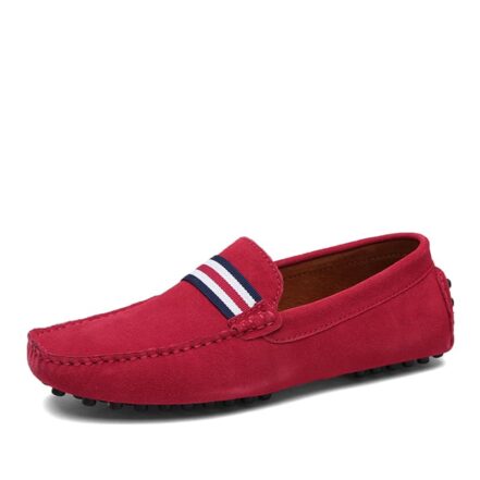 Mocassino rosso con strisce blu, rosse e bianche sul davanti.