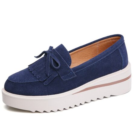 mocassino con zeppa in camoscio blu con suola bianca su sfondo bianco