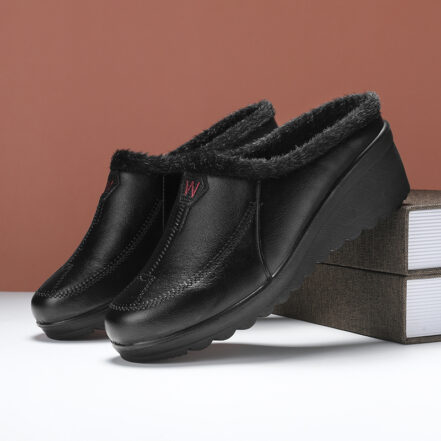 mezzo mocassino in ecopelle nero su libero.