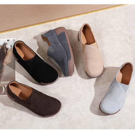 mocassini neri blu beige su un tappeto beige