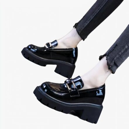 Mocassini in vernice con tacco e suola spessa