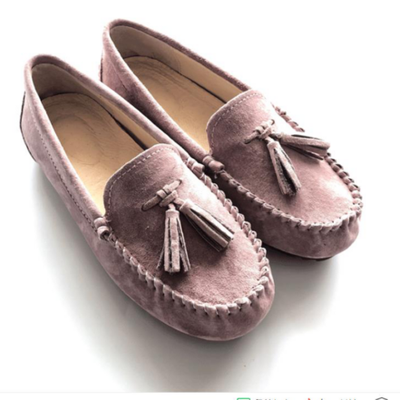 mocassino con nappe in pelle rosa su sfondo bianco