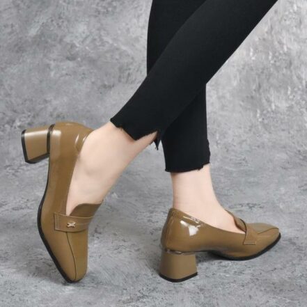 Mocassini con tacco in pelle verniciata per donna
