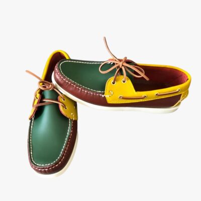 Mocassini giallo-verde e marrone su un divano grigio