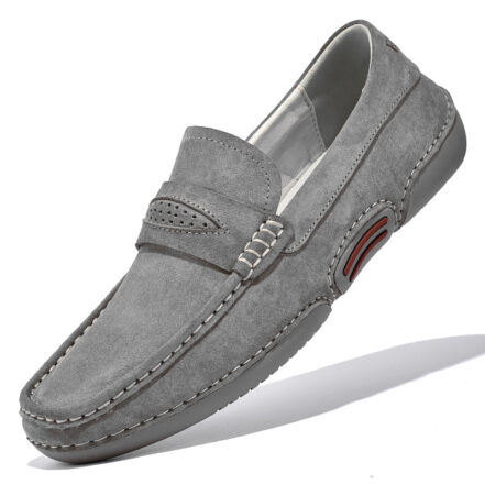 Mocassini casual da uomo in camoscio grigio con sfondo bianco