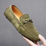 Mocassini casual slip-on da uomo in pelle scamosciata sintetica di colore verde con sfondo grigio
