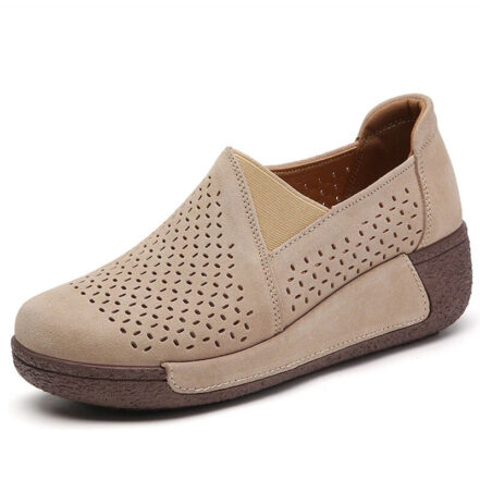 Mocassino con zeppa traforata beige su sfondo bianco