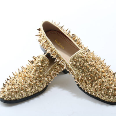 Mocassini da uomo in glitter oro lucido con foto in rilievo su sfondo bianco
