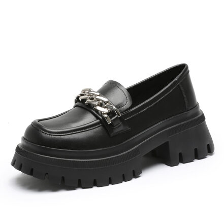 Mocassini con plateau e catena d'argento per le donne con sfondo bianco