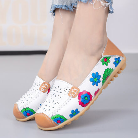 Mocassini in pelle floreale da donna con sfondo grigio