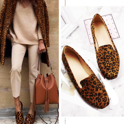 donna in piedi vestita in beige con una borsa in mano e con mocassini leopardati