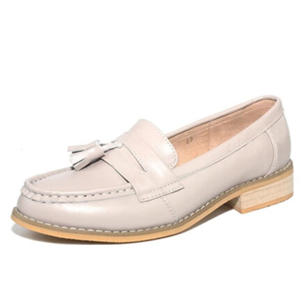 Mocassino beige con nappa di profilo su sfondo bianco