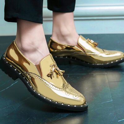 Eleganti mocassini dorati da uomo con sfondo nero a scacchiera