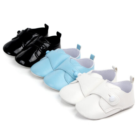 Tre paia di mocassini in pelle per bambini, nei colori bianco, blu e nero