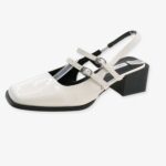 Mocassin style ballerine vernis avec deux boucles sur le dessus du pieds et une boucle au talon
