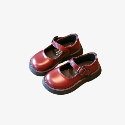 Paire de mocassins bordeaux pour enfant, avec une bride.