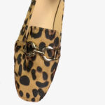 Mocassini leopardati con catena da donna con un dettaglio metallico