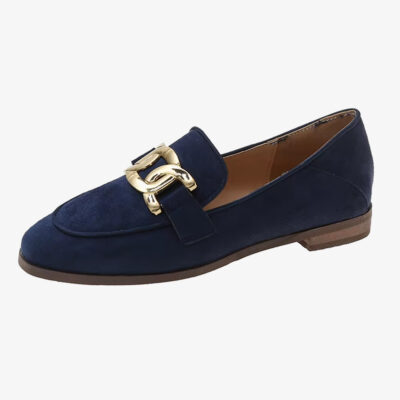 Un mocassino con fibbia stile vintage da donna di colore blu navy su sfondo bianco