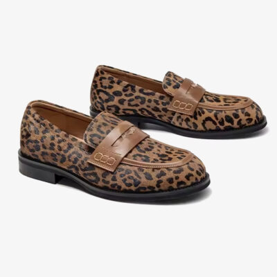 Paio di mocassini in pelle leopardata con cinturino sul dorso del piede su sfondo bianco