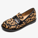 Foto di un mocassino in pelle leopardata su sfondo bianco