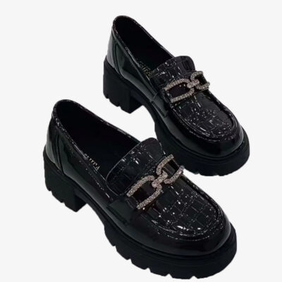 Mocassini neri con plateau verniciati effetto coccodrillo e catena di strass su sfondo bianco