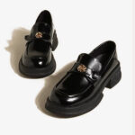 Paio di mocassini neri con plateau con dettaglio floreale metallico