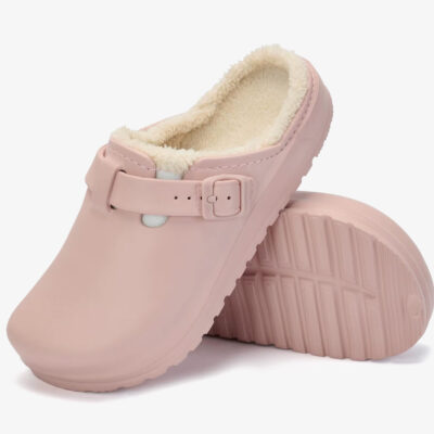 Una coppia di mocassini sabot da donna in pelle sintetica con fodera su sfondo bianco