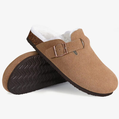 Una coppia di mocassini sabot marroni in pelle scamosciata con fodera, uno sopra l’altro, su sfondo bianco