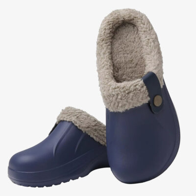 Un paio di mocassini sabot da donna in plastica foderati blu su sfondo bianco