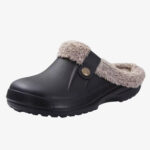 Un paio di mocassini sabot da donna in plastica foderati neri su sfondo bianco