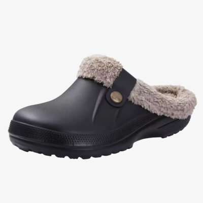 Un paio di mocassini sabot da donna in plastica foderati neri su sfondo bianco