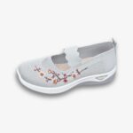 Mocassins en maille respirante tricotée avec broderie fleurie grise, sur fond gris très clair