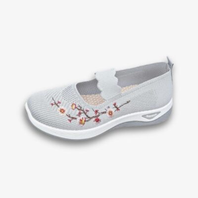 Mocassins en maille respirante tricotée avec broderie fleurie grise, sur fond gris très clair